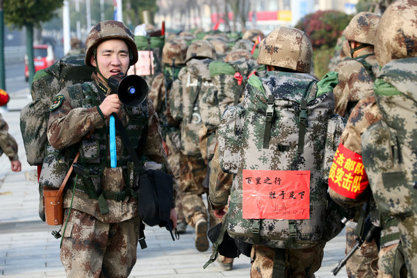 12集团军上千官兵冬季拉练 一路遇25个"险情"