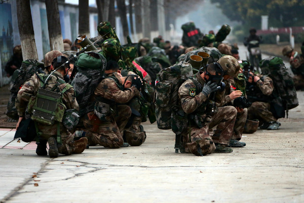 12集团军上千官兵冬季拉练 一路遇25个"险情"