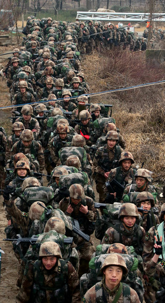 12集团军上千官兵冬季拉练 一路遇25个"险情"