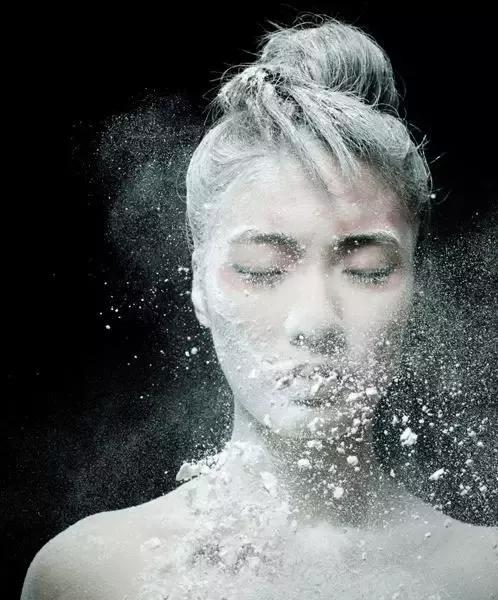 眉毛,睫毛的颜色应与发色统一,腮红和唇色应该统一,至于眼影,既可以