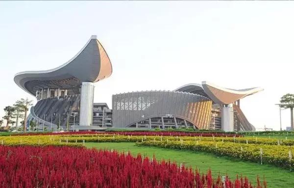 广西体育中心惊现神秘队伍?为谁而来.