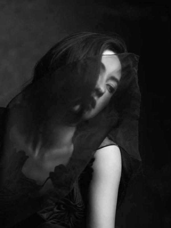 营造文艺质感,但是张柏芝这迷离的眼神,却让人觉得充满着满满的风尘气