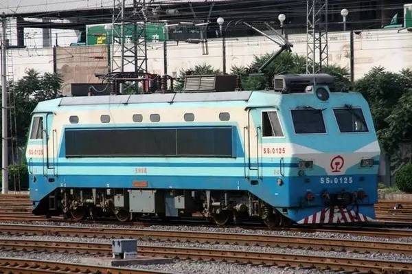 型电力机车是我国第一代电力机车,最开始的技术是仿制的苏联h60机车