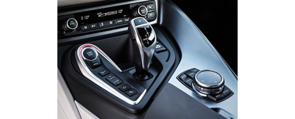 d挡不可能实现倒车功能,你这是d挡溜车了自动挡汽车溜车后,前进杆造成