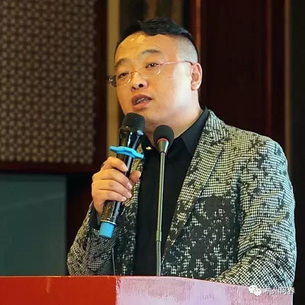 年会由商会秘书长张奕主持