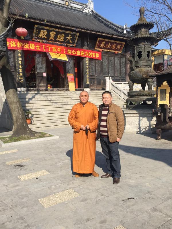 2017年1月14日,白雲禪寺住持能靜法師(左)與作者李俊鋒先生(右).