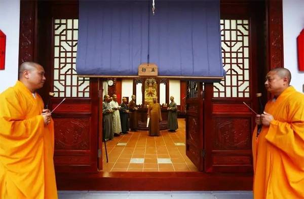 南山寺监院智空法师进禅堂,宣示起七法语