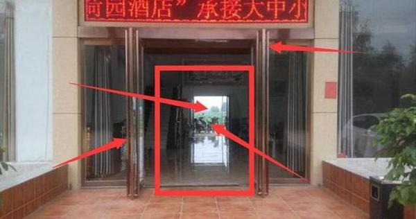 和大门与阳台窗户直通一个道理,属于穿心煞,也是要用东西挡一下的,不