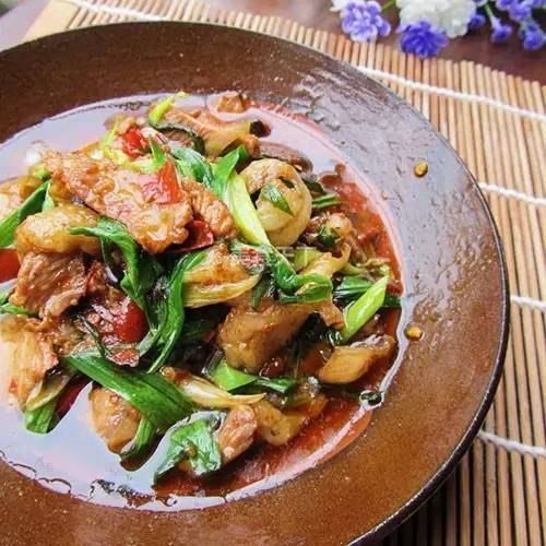 猪肉140g,蒜苗70g,豆豉7g,豆瓣酱1茶匙,酱油1/2茶匙,白糖1/4茶匙 做法