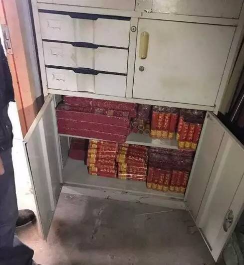 近日漕泾派出所民警排查非法烟花爆竹行动中 发现一家杂货仓库内放着