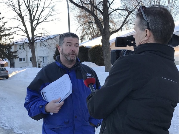 他表示,这些情报人员的车辆都停满了附近的小区,很多消防车,垃圾车,铲