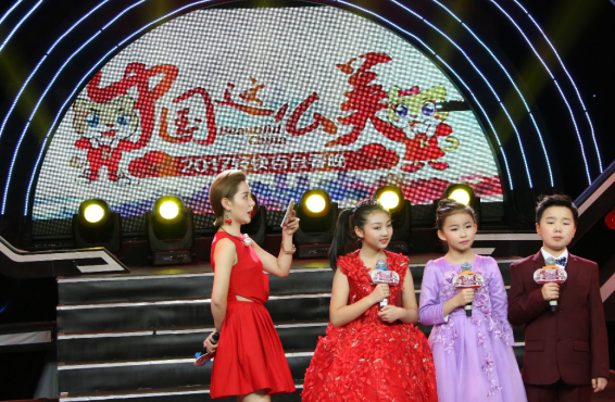 小主持人的台风也是有气场的,看她们从容的表演,当然甜美的声音你只能