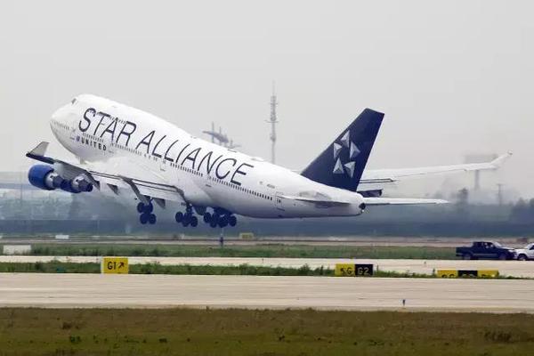 美联航747里的特例:n121ua,星空联盟涂装. 唯一的彩绘机.