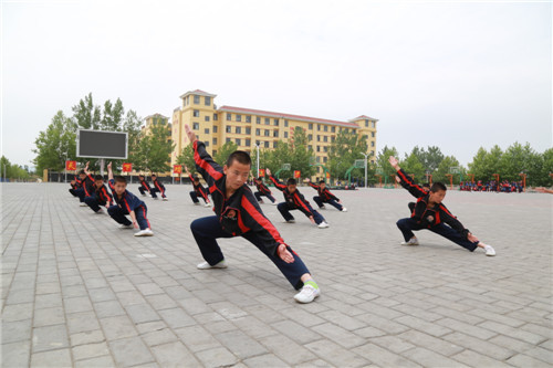 少林寺武校用爱来呼唤有暴力的孩子