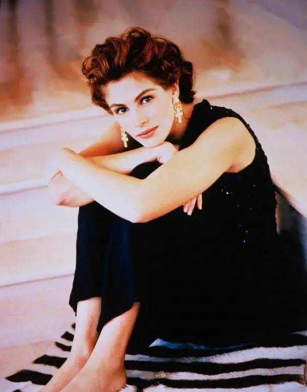 伊丽莎白·赫莉在《四个婚礼和一个葬礼》 首映时的着装