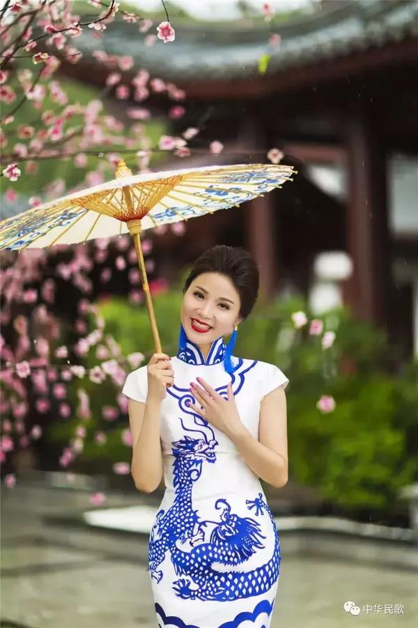 客家歌后潘倩春节首推《赏灯谣》,唱出新年味