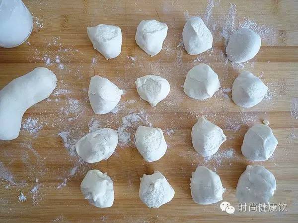 揉匀的面团下剂子