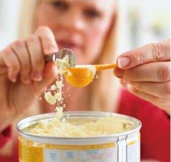 爸爸一个冲奶粉的错误举动, 致宝宝肠坏死险丧命!