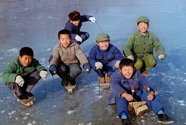 图为:小孩在颐和园的湖上溜冰,这种冰车小时候的冬天经常玩,满满的