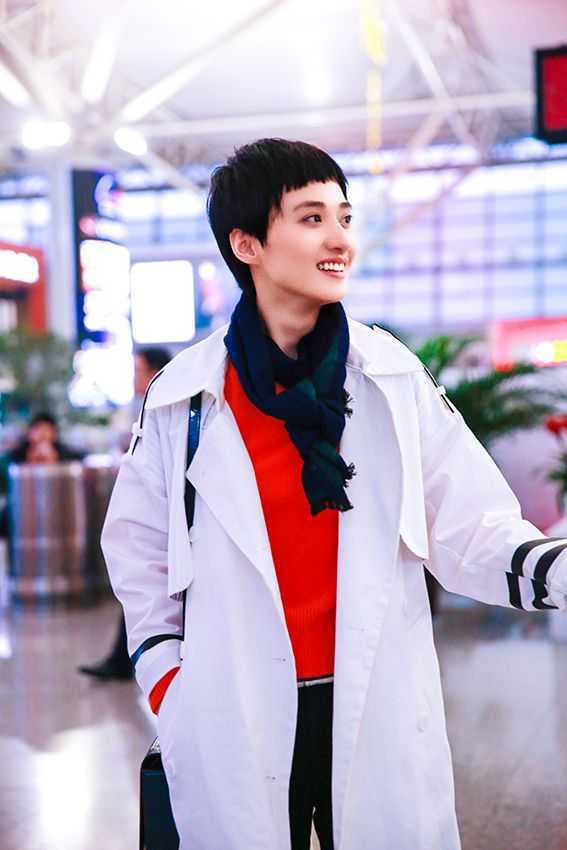 冯文娟素颜现身 个性短发英伦风衣帅气如机长