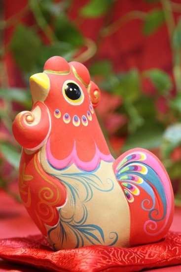 这只鸡是用很土很古老的民间工艺做出来的——泥塑.