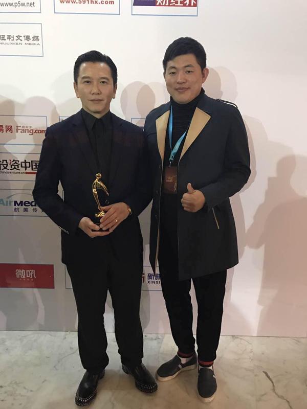 新闻发言人david与香港歌手温兆伦合影