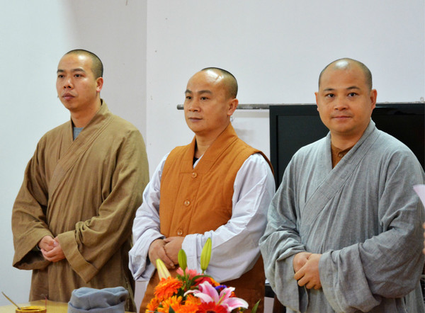 清泉古寺住持上昌下平大和尚和当家师传福法师,督监昌明法师出席开营