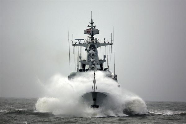 中国海军东海舰队宁德号056型轻型护卫舰于1月15日在海上复杂严重海况