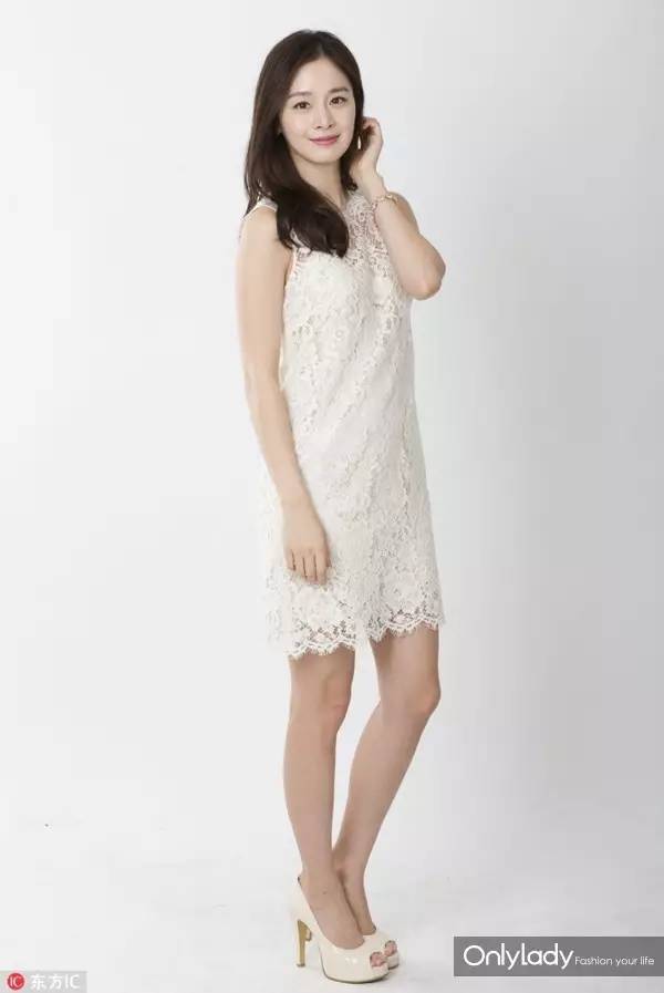 《龙八夷》剧照中,金泰熙白色蝴蝶结礼服,造型简约大气,清新可人.