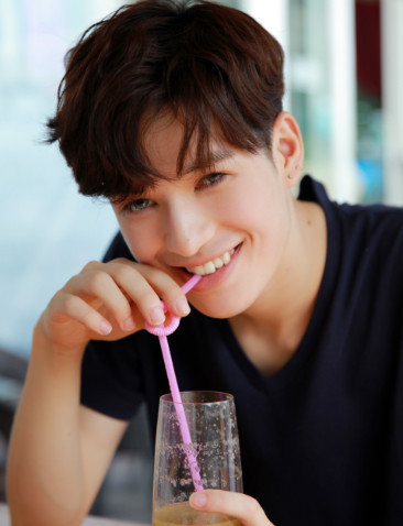 首届网红春晚美女如云 12位获奖网红你认识几个?