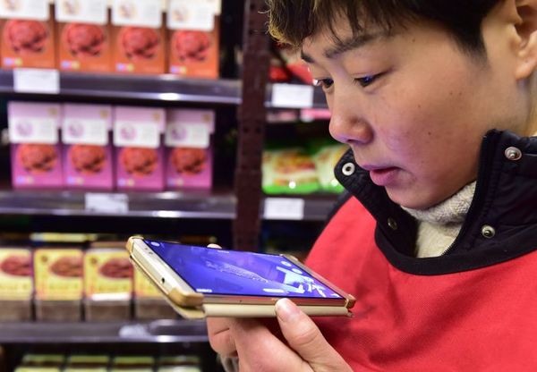 1月16日,刘玉茹通过手机监看家里丈夫的情况.