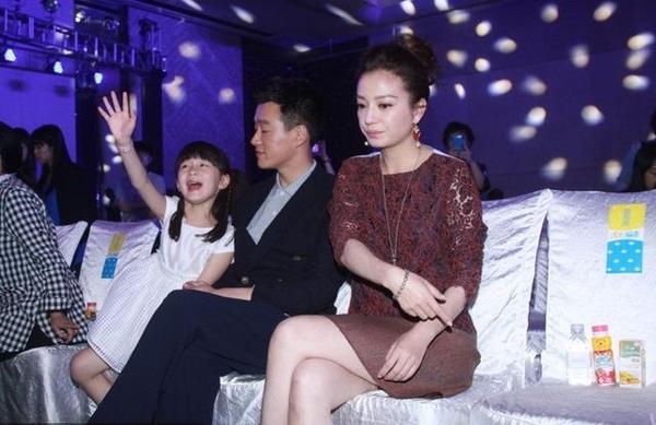 邻坐全程无交流显尴尬,赵薇与董洁同台联系活动