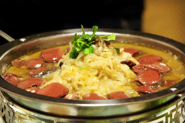 坑烤,即地坑烧烤,就是在地上挖个坑,将食物放入坑内烤熟,据说早在明清