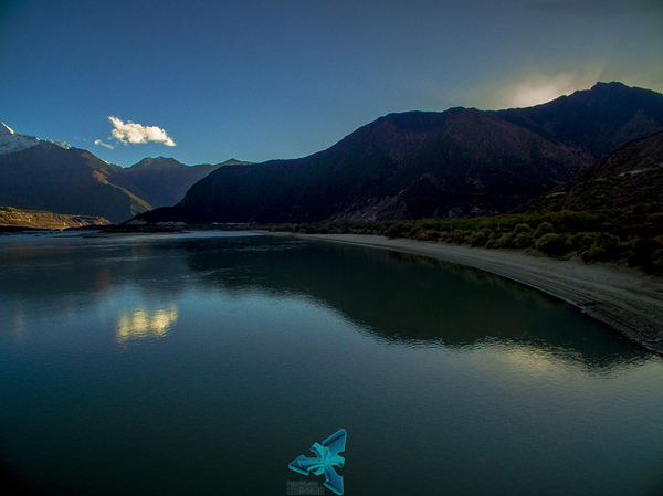 如果风大,江面上是很难出现完美的倒影.