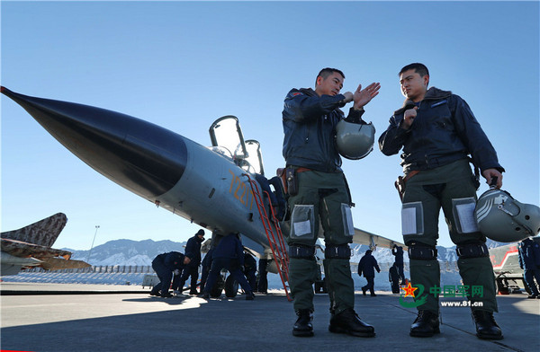 驻疆航空兵部队飞豹战机穿越雪山 旅长带头飞