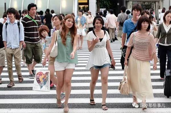 隨拍日本東京街頭女孩穿著,時尚我們卻接受不了