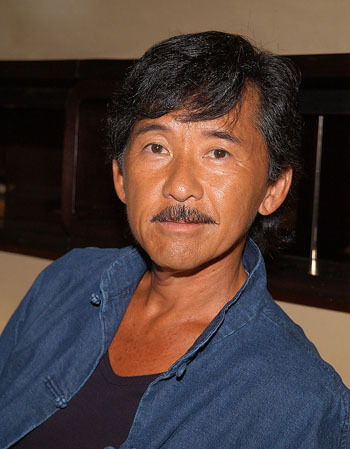 不过让人大跌眼镜的是,作为亿万富翁,富得冒油,林子祥却在1999年在