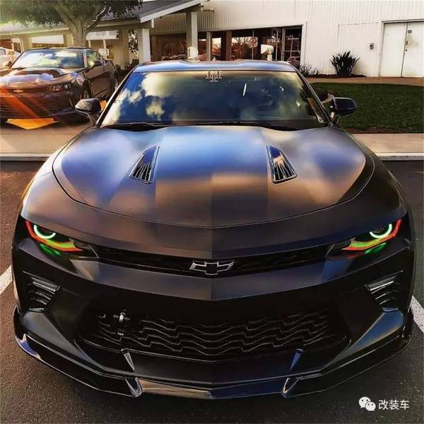 野马们注意了,这辆哑光黑的雪佛兰科迈罗已经杀红了眼!