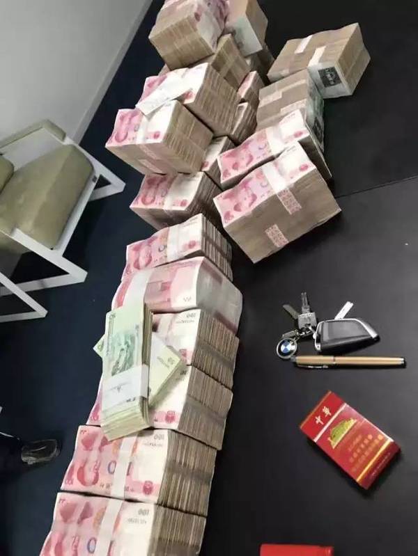 合肥一土豪公司年会现场发了这么多钱!你们家的年会大奖是什么?