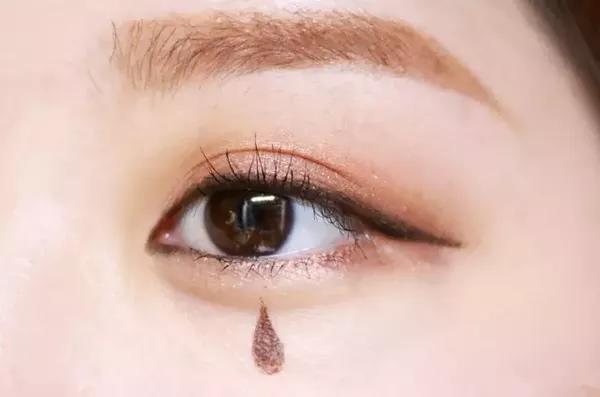 step8:在眼部下方用棕色的眼线笔画一个泪滴,增加妆容的唯美感