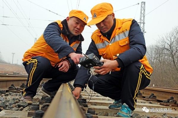 失之毫厘,谬以千里,"黄衣天使"钢轨探伤工为了春运期间列车平安行千里