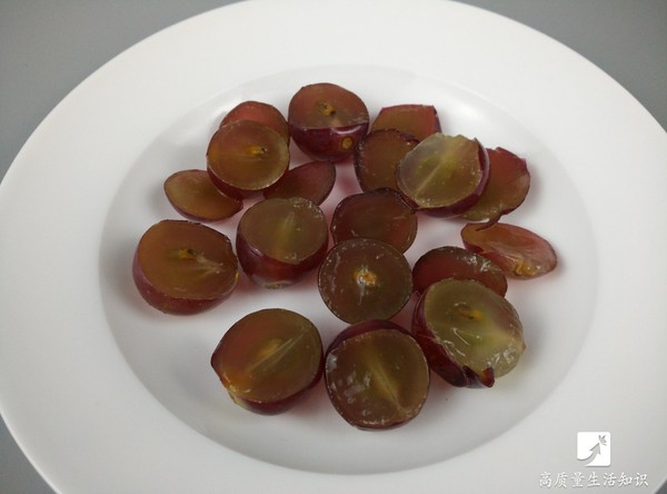 准备一个平的硬的盖子 盖到葡萄上,用手压紧 侧面用刀往左削 葡萄就