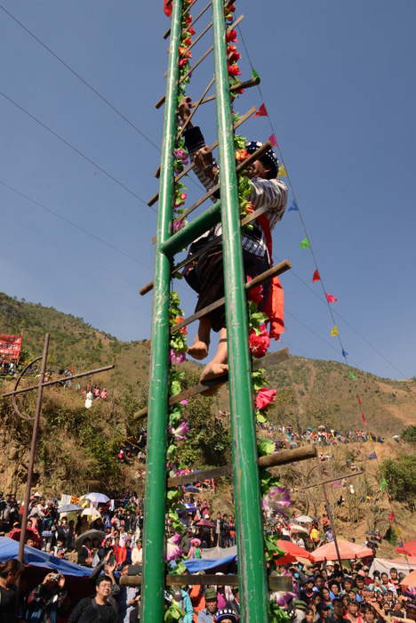 "上刀山下火海"是怒江僳僳族刀杆节的习俗,僳僳族的刀杆节在 农历二月
