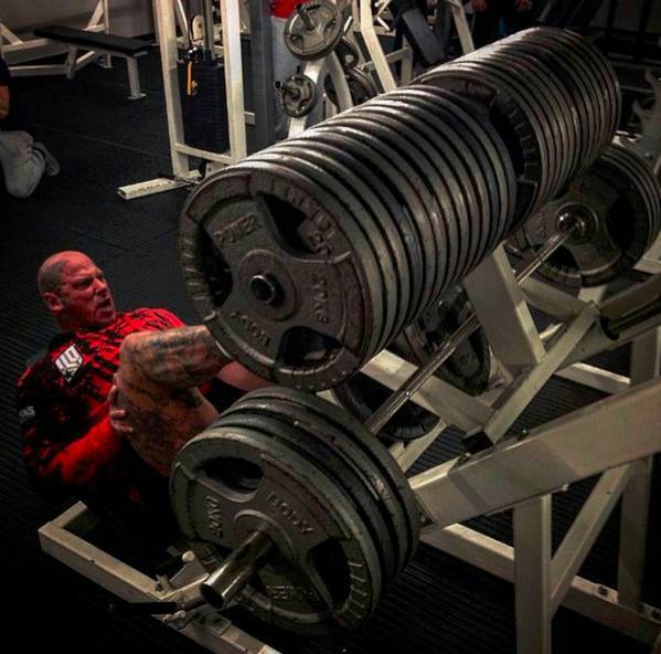 最近,英国的一位名叫 martynford的肌肉大咖可谓红遍欧美健身圈,不仅