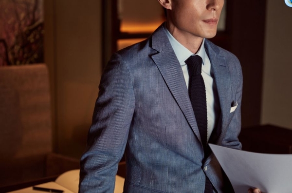 香港明星黄宗泽今年当选了某时尚杂志评选的"新绅仕",广告随处可见,但