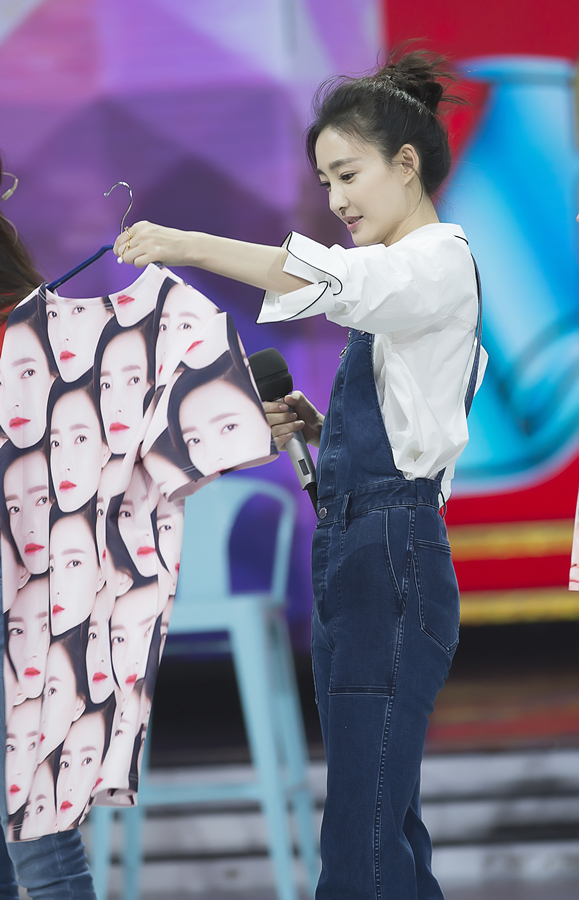 王丽坤《快本》上演维密诱惑 太耿直一撒谎就变方