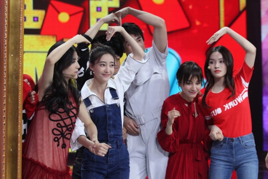 王丽坤《快本》上演维密诱惑 太耿直撒谎就变