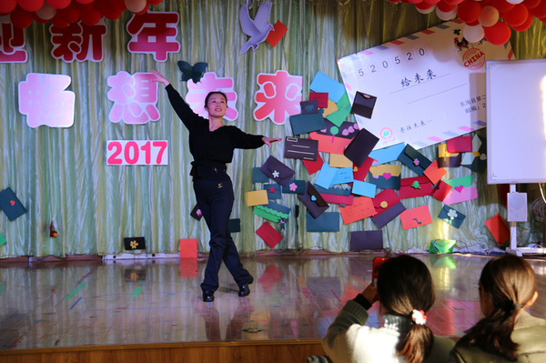 李埝鄉中心幼兒園的年輕園長霍潔瓊,深情吟唱意大利歌曲《我心裡不再