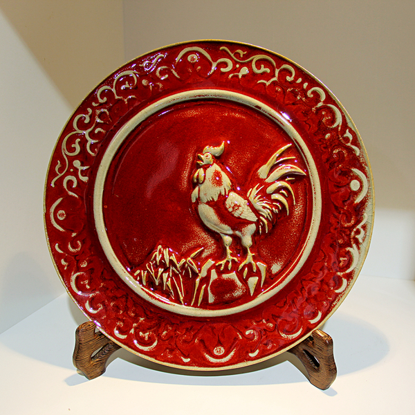 李亚州贺岁作品为圆形赏盘,寓意圆圆满满;主色调为喜庆的红色,雄鸡引