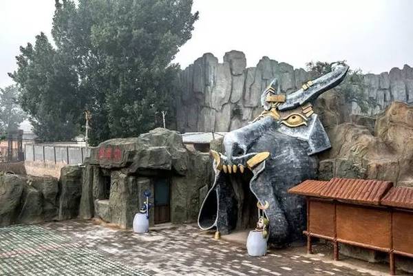 西游记主题冰雪乐园以西游记小说内的场景为装修主题,花果山,水帘洞等
